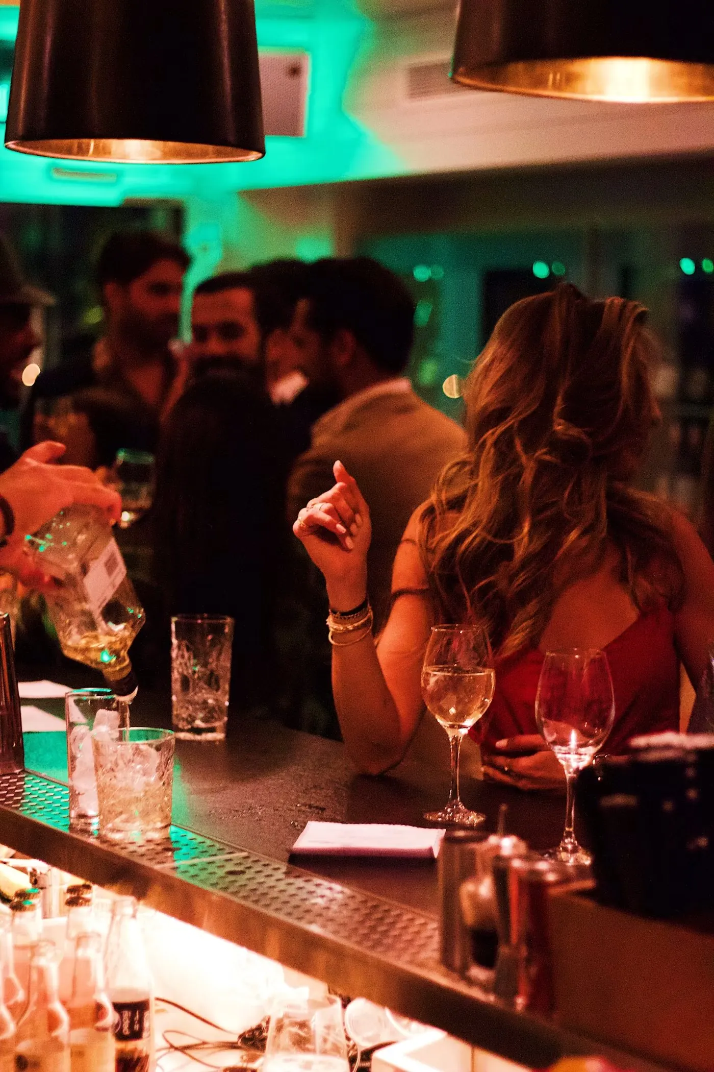 Barra de un bar de noche
