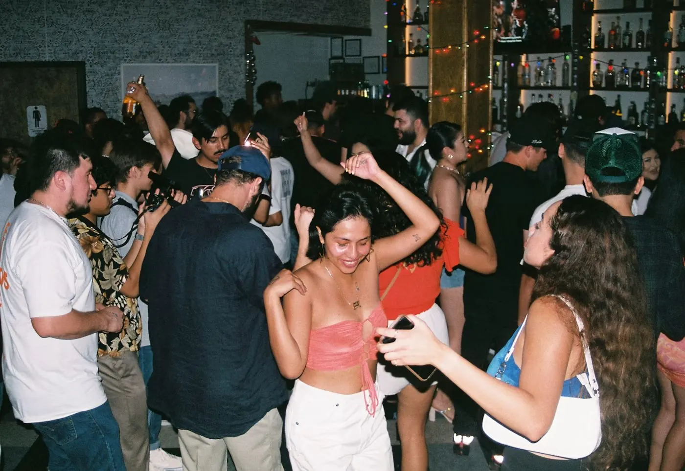 Gente bailando en una fiesta