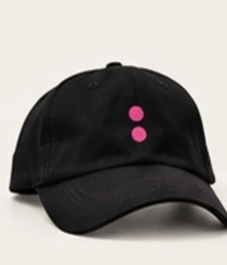 Gorra negra con los dos puntos