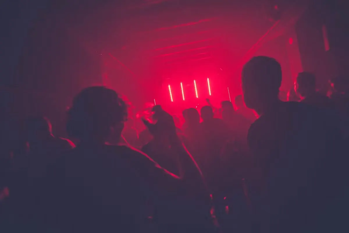Siluetas en una sala con luz roja
