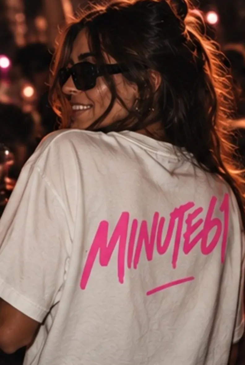 Camiseta blanca MINUTE:61 llevada de espaldas