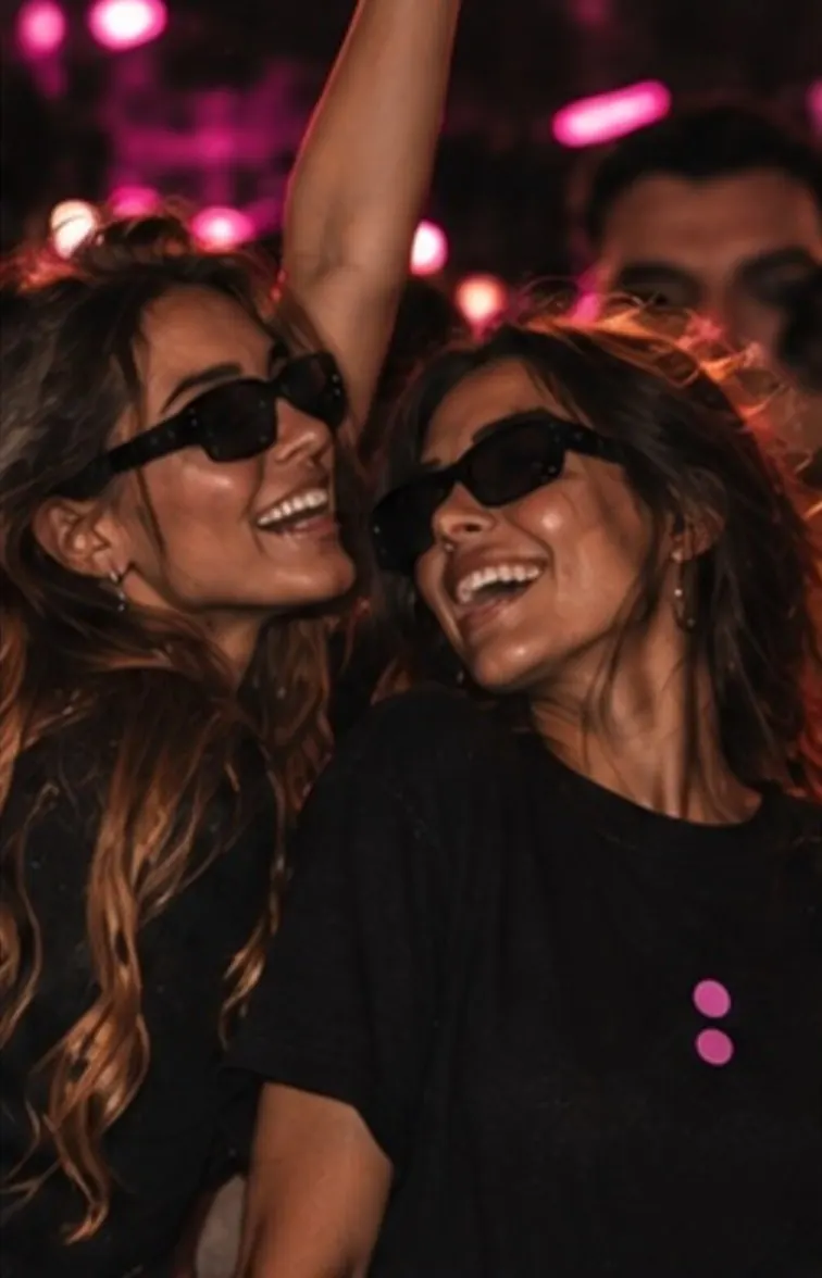 Dos amigas con camiseta negra MINUTE:61