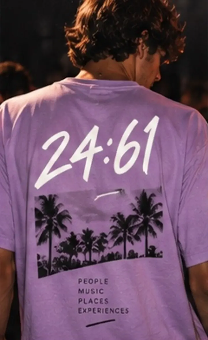 Camiseta lila 24:61 con palmeras